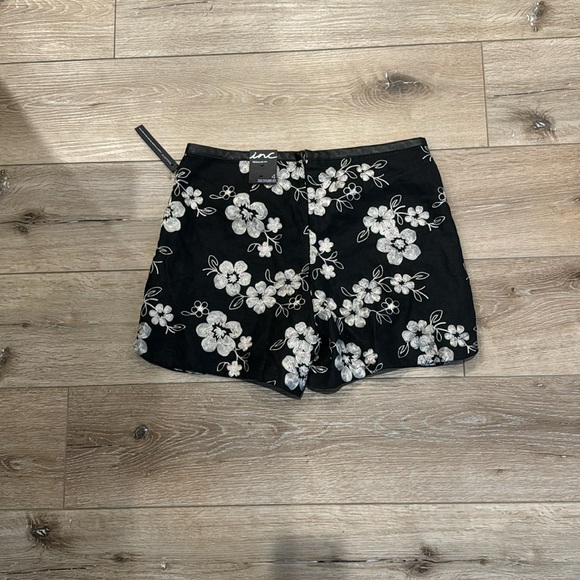 NWT High Rise Black Linen Floral Embroidered Shorts - Picture 2 of 4
